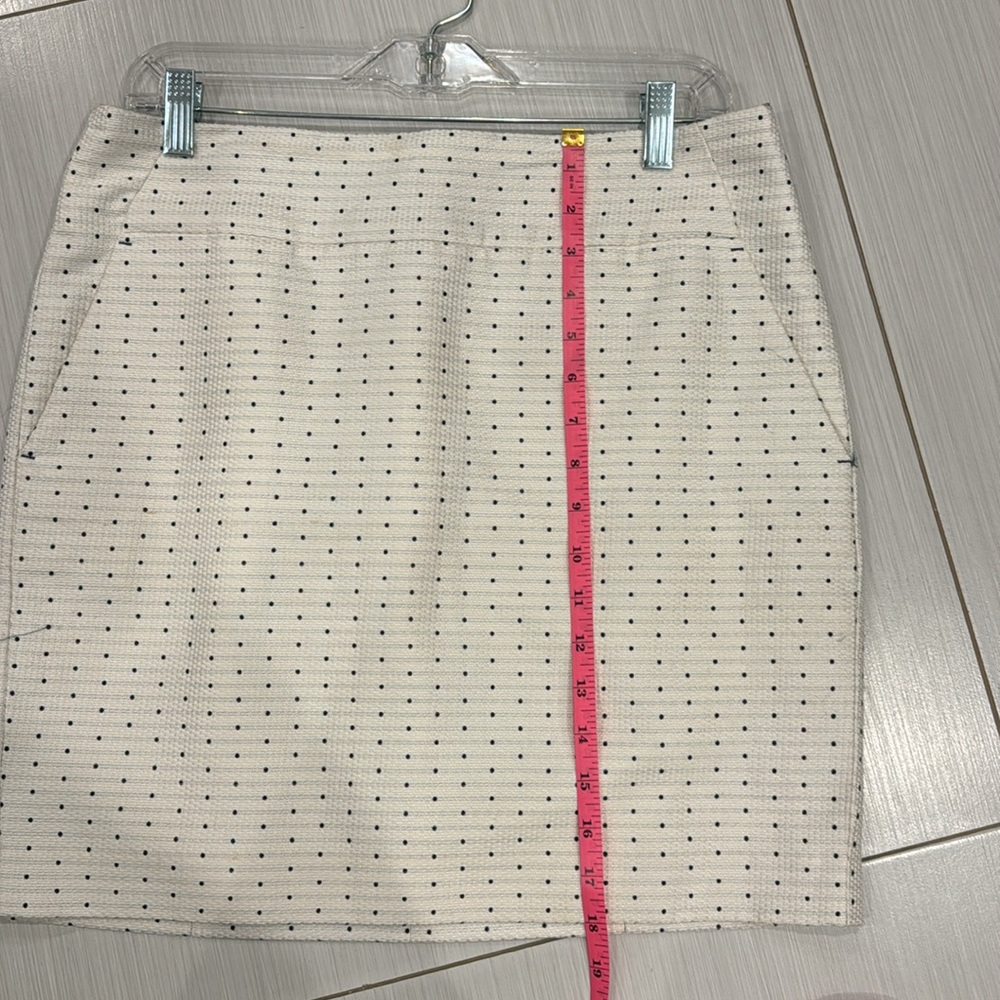 Ann Taylor lined Polka Dot Skirt W/ Pockets in a blend Cotton/Polyester/Rayon. - Picture 6 of 9